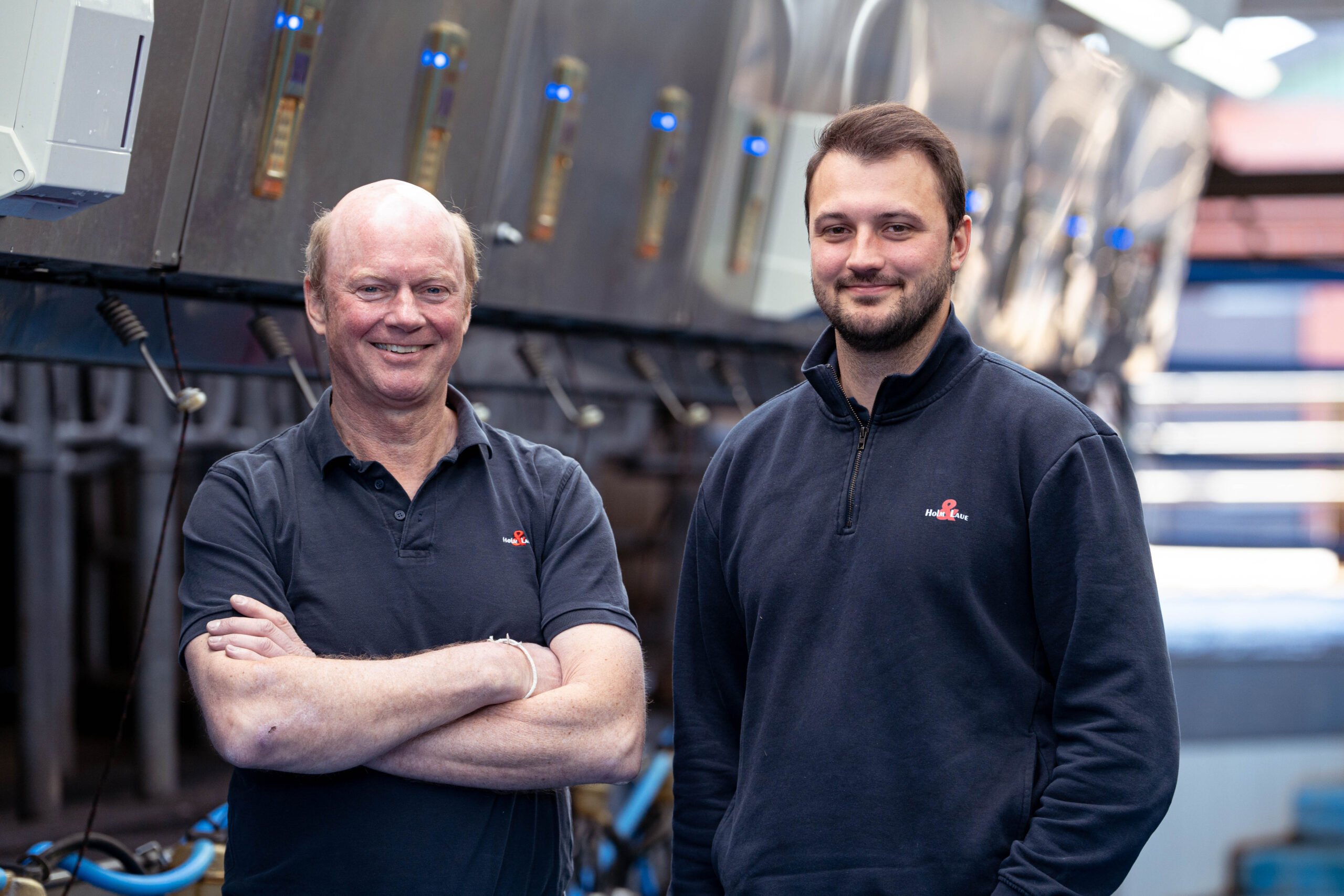 Achim und Hannes Holm im Melkstand von BouMatic