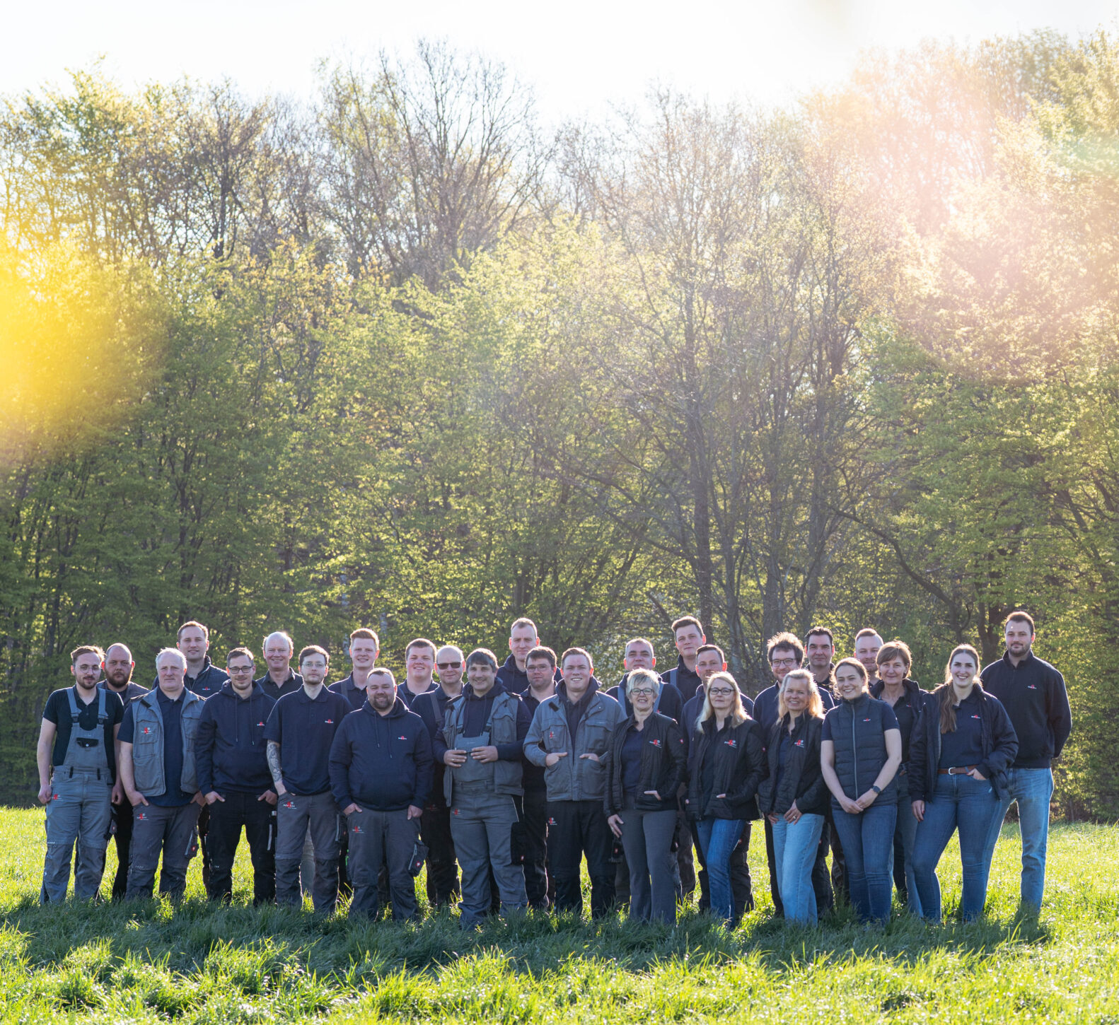 Das Team im Jahr 2026 - mal sehen, ob auf dieser grünen Wiese in ein paar Jahren immer noch Mitarbeiter stehen.