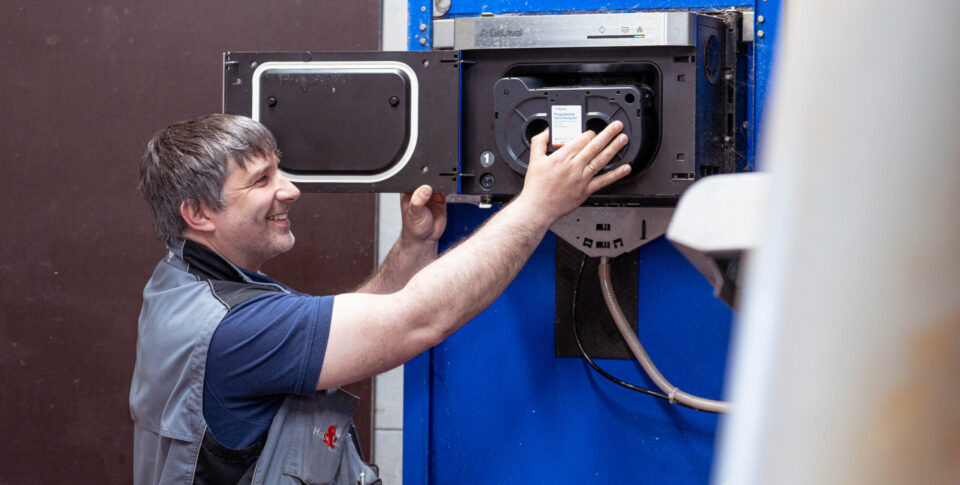 Claus bei einer Reparatur an einem DeLaval Roboter
